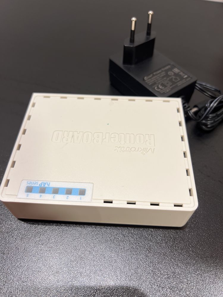Router MikroTik hAP RB951Ui-2nD
