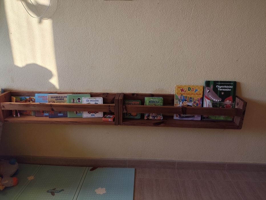 Estante em madeira para livros infantil