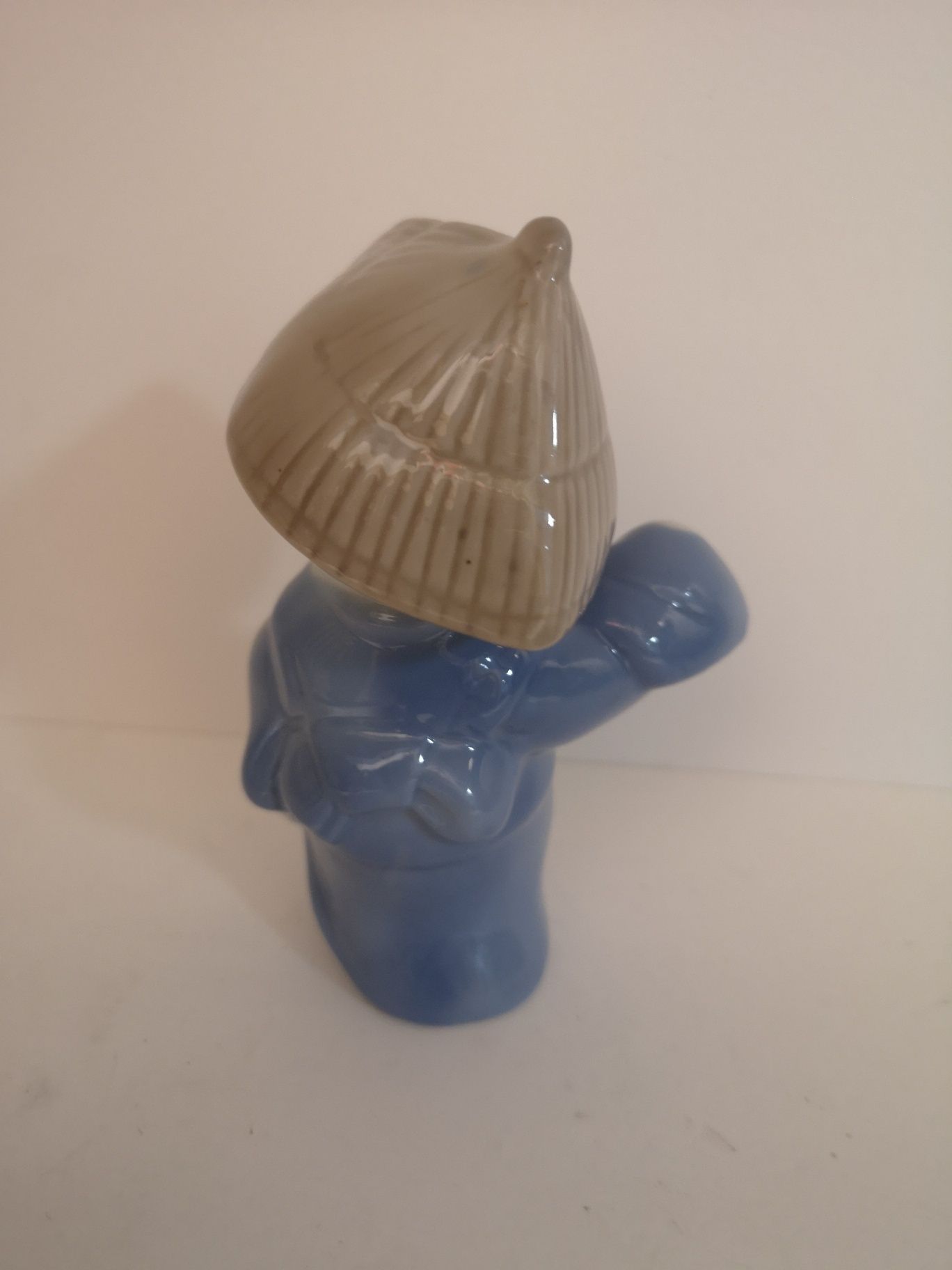 Porcelanowa figurka chłopca w kapeluszu