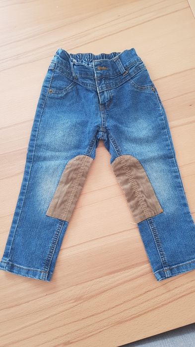 Spodnie jeans z łatami 96