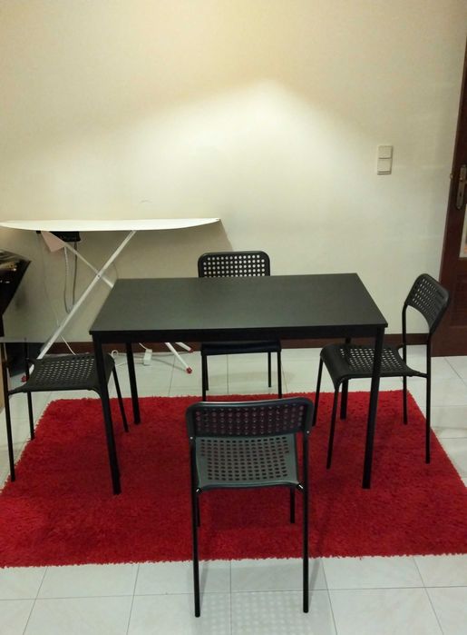 SANDSBERG / ADDE
Mesa e 4 cadeiras para venda