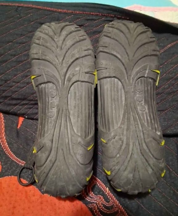 Vendo sapatilhas de caminhada pretas número 45