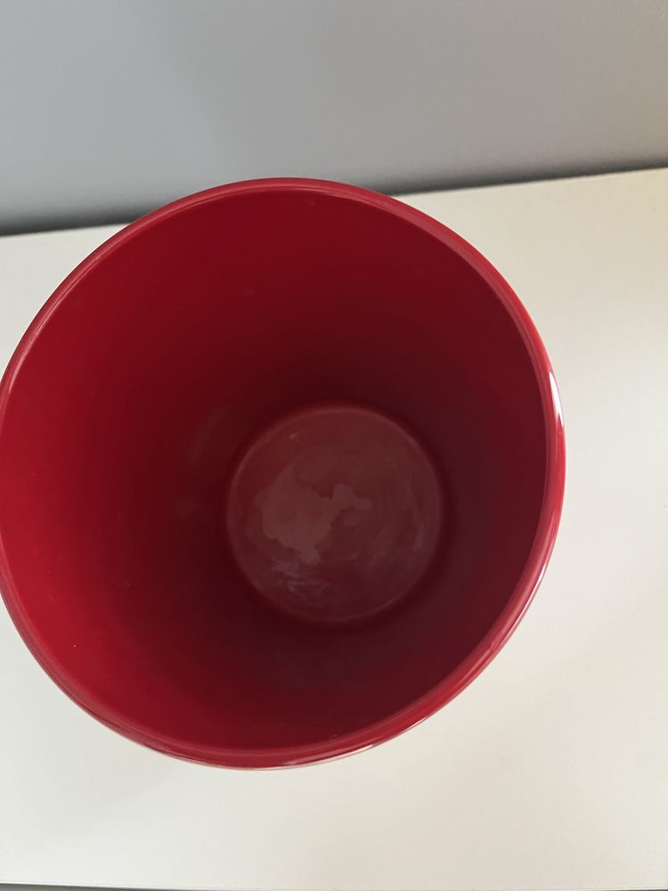Czerwona ceramiczna donica doniczka