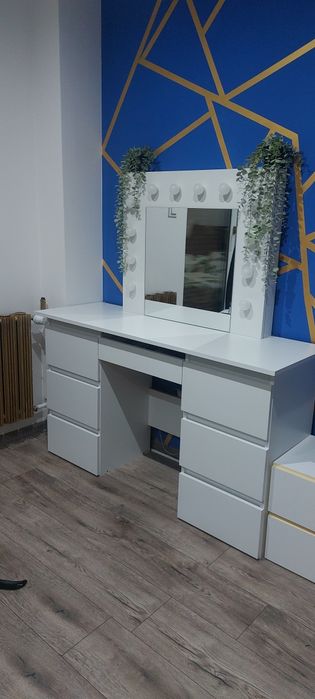 Toaletka Biała z lampkami szuflady