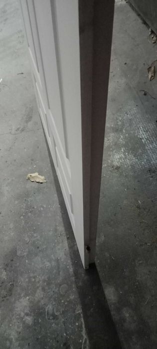 Drzwi wewnętrzne białe.