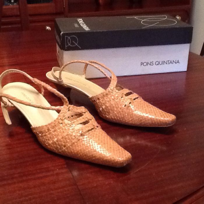 sapatos bege de pele cobra