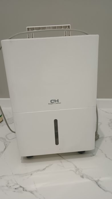 Осушува повітря  (dehumidifier).
Марка: Cooper&Hunter