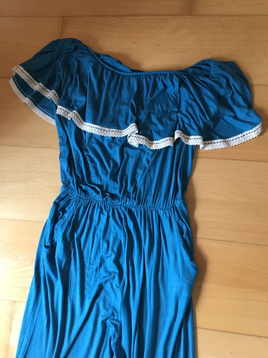 Macacão azul com bordado