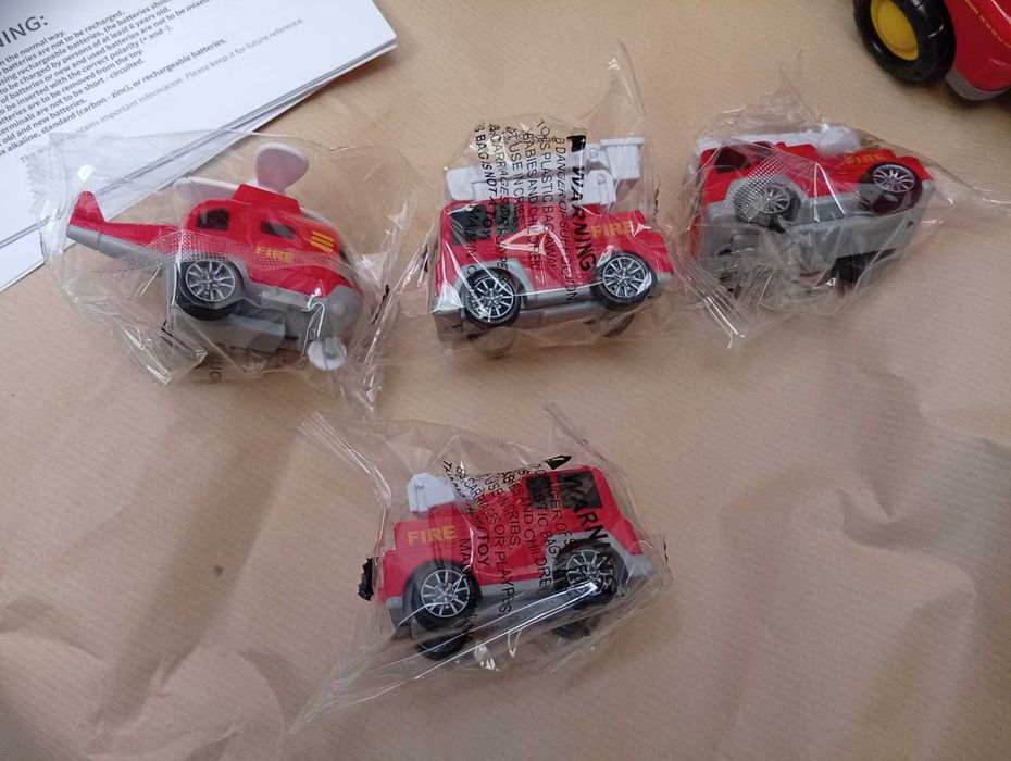 Brinquedo novo e embalado, camião dos bombeiros