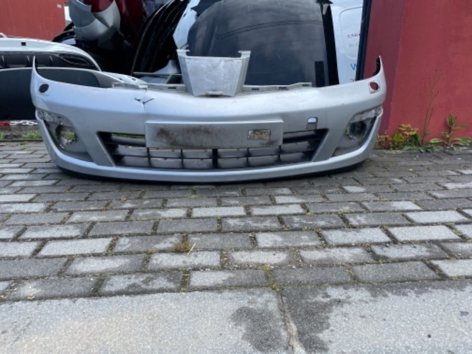 Parachoque nissan tida
