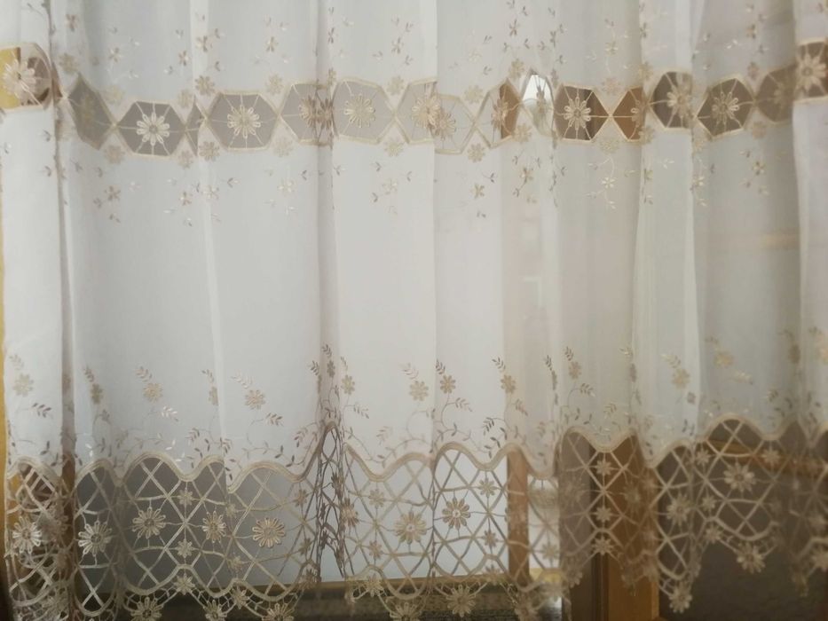 Elegancka Kremowa Firanka ze złotą gipiurą