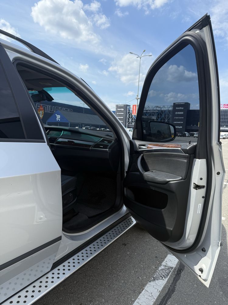 BMW X5 2008 e70.