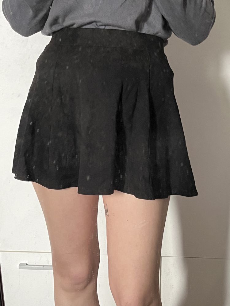 Krótka czarna klasyczna spódniczka