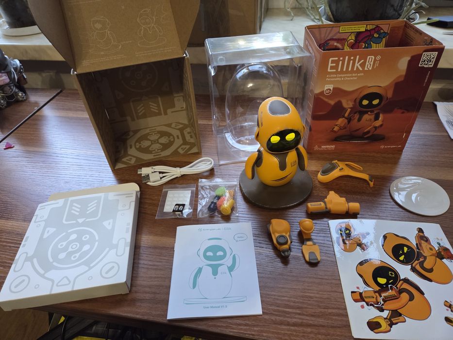 Eilik DQ Desert - robot interaktywny inteligentny emocje animacje nie