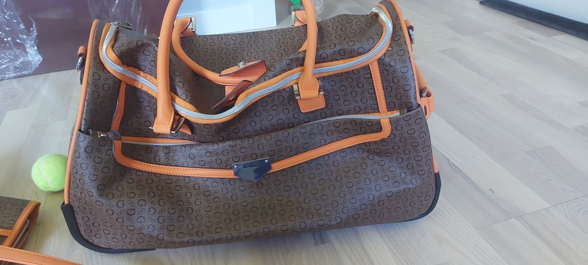 Walizka na kółkach i torebka Guess komplet