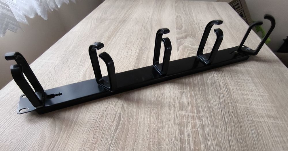 Organizer kabli w szafach rack