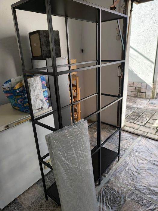 Estante com parteleiras de vidro