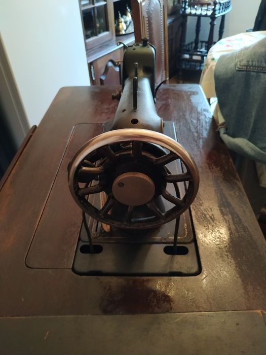 Máquina de costura antiga HUSQVARNA