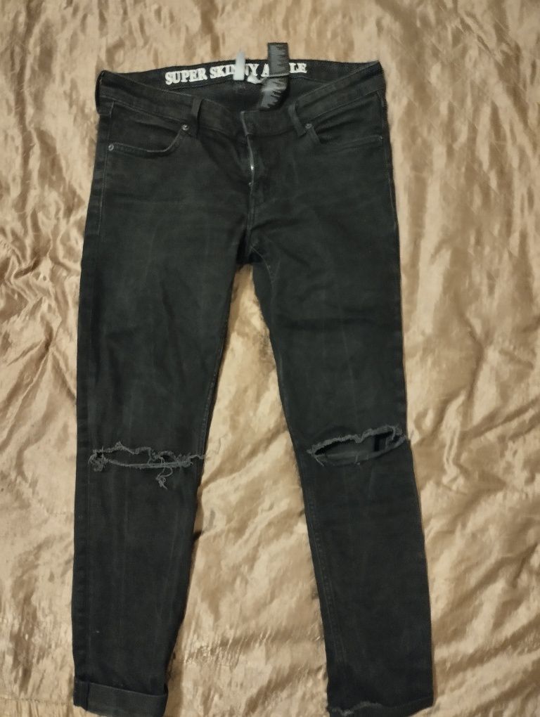 Черные рваные джинсы HM