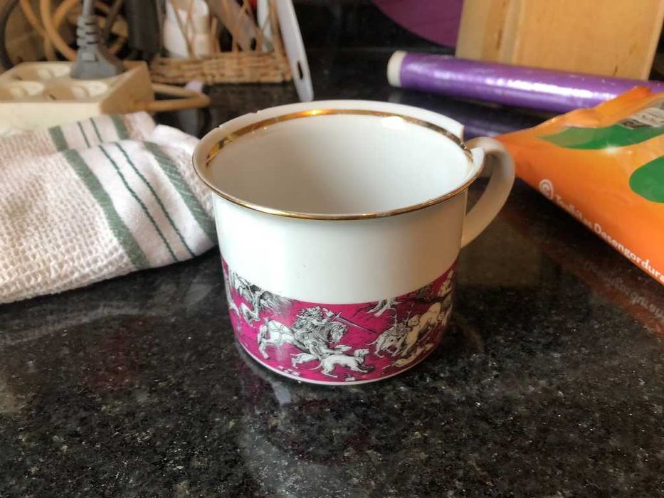 chavena branca com bordeaux antiga com linha dourada