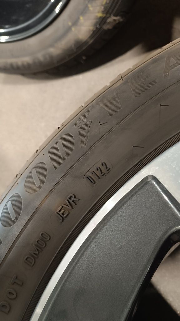 4 x GoodYear Efficient Grip Performance 3 101Y 225/55/17