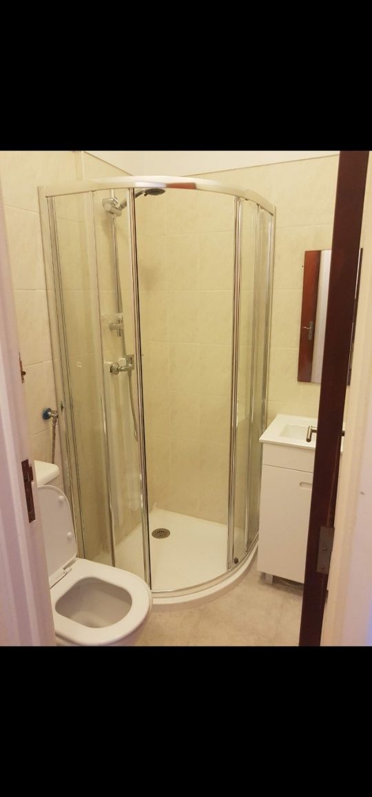 Alugo quarto compartilhado sem caução,em Queluz
