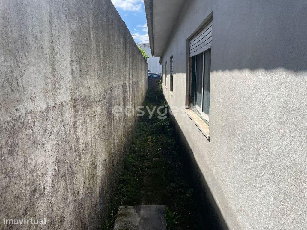 Moradia Isolada com boas áreas, T4 com Sótão em Amor, Leiria
