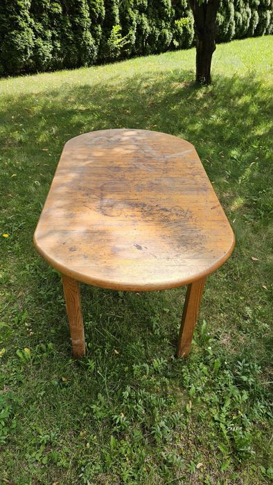 Stoł drewniany lakierowany.