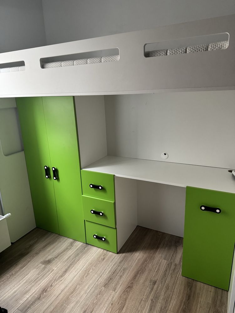Okazja ! Stylowe łóżko piętrowe z biurkiem i szafą – za ułamek ceny!