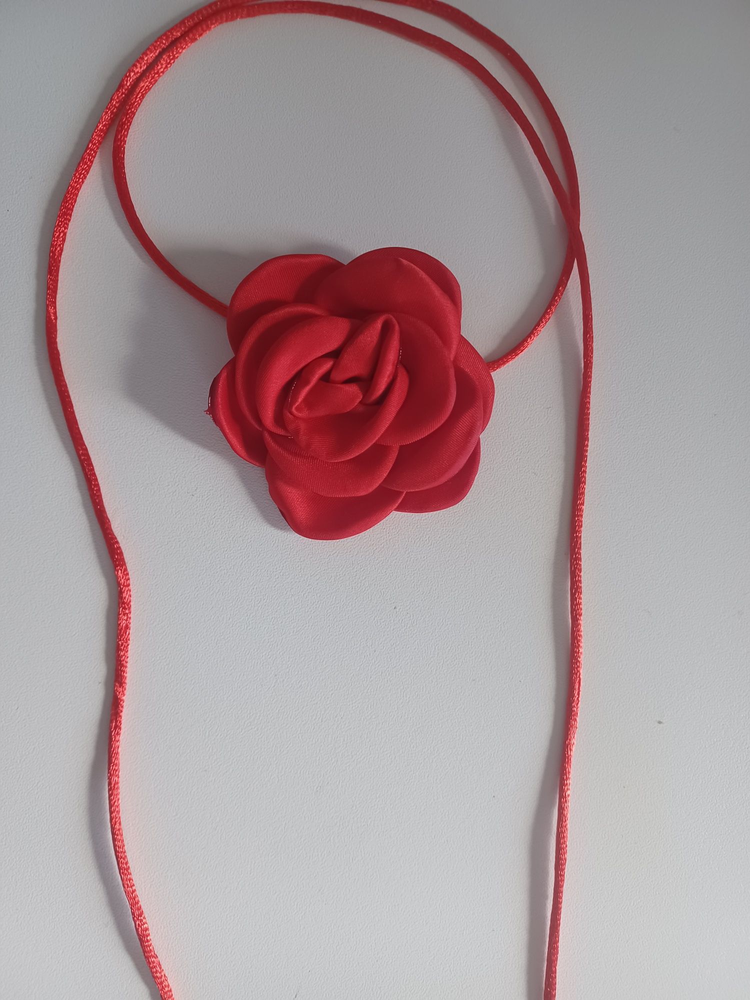 Czerwony choker kwiat święta róża na sznurku