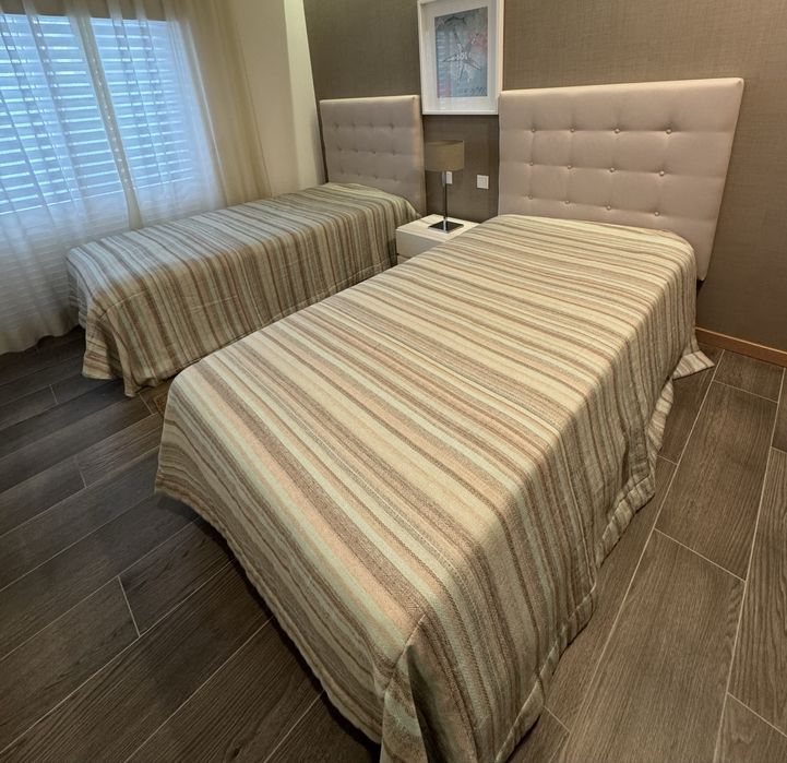 2 camas solteiro + 2 colchões + 2 colchas