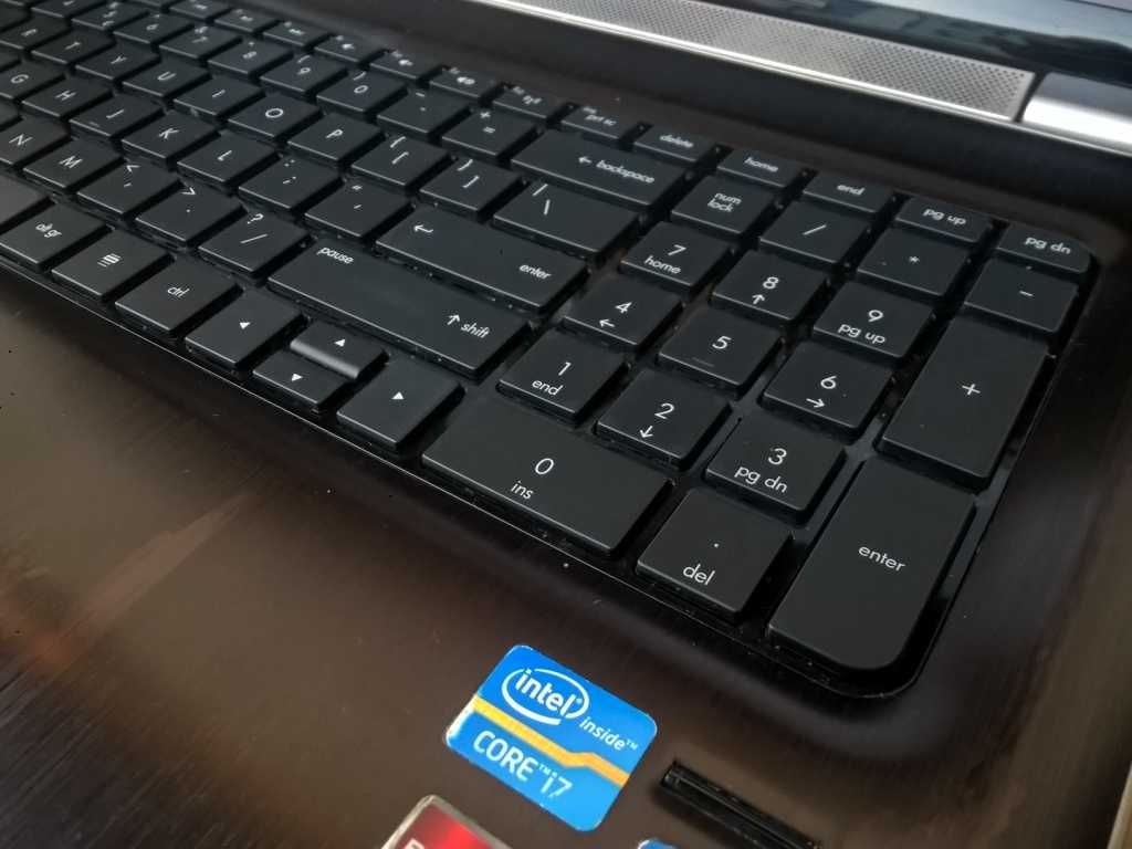 LAPTOP 17,3HD+ INTEL-i7 8x2G 4G 730G ATI-HD4600~2,6G HDMI 4USB Sub DVD