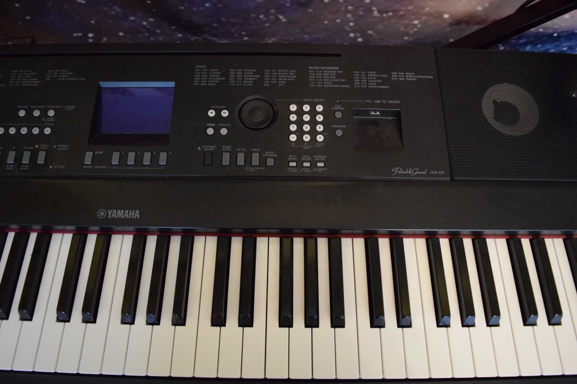 YAMAHA DGX650 Portable Grand