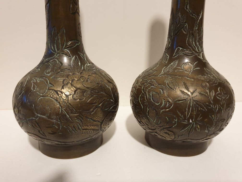 Par de antigas pesadas  jarras asiaticas em bronze cinzelado