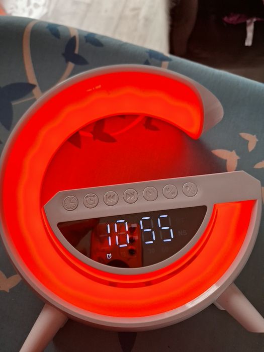 Radio budzik, ładowarka indukcyjna, lampka