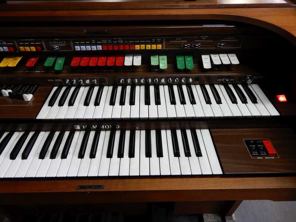 Hammond  organ z wbudowanym głośnikiem Leslie