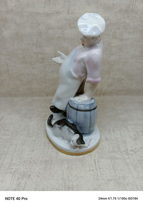 Łomonosow, porcelanowa figurka kota i kucharza.
