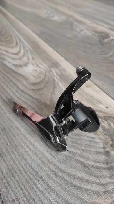 Przerzutka przednia Shimano 105