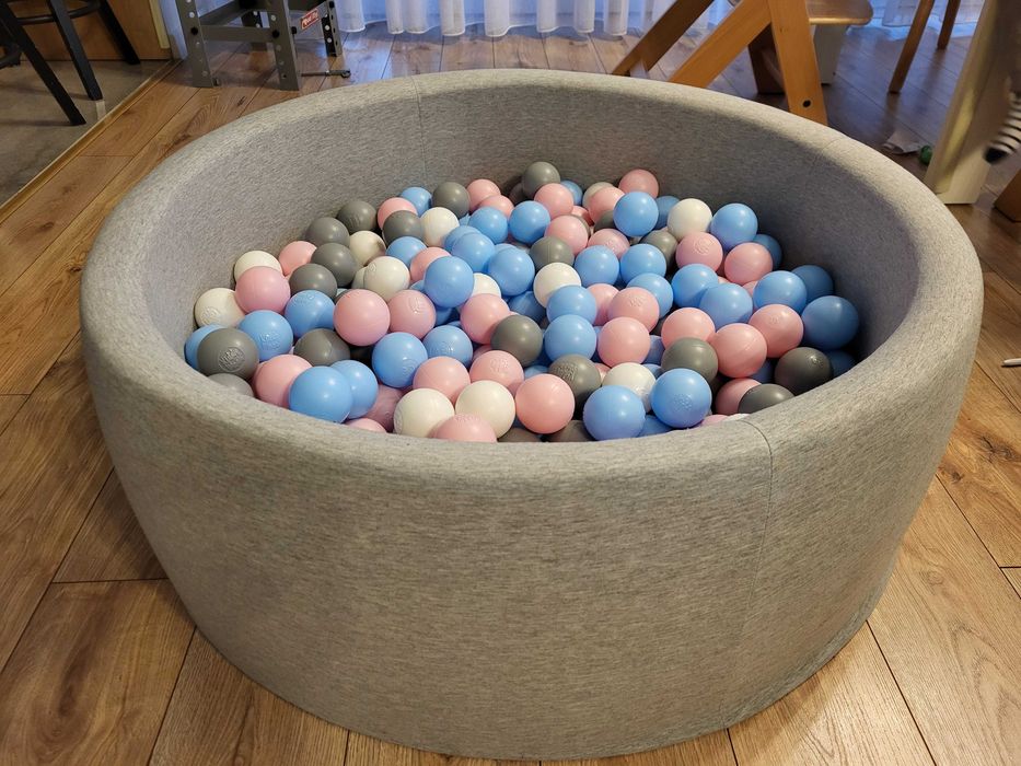 Suchy basen z kulkami