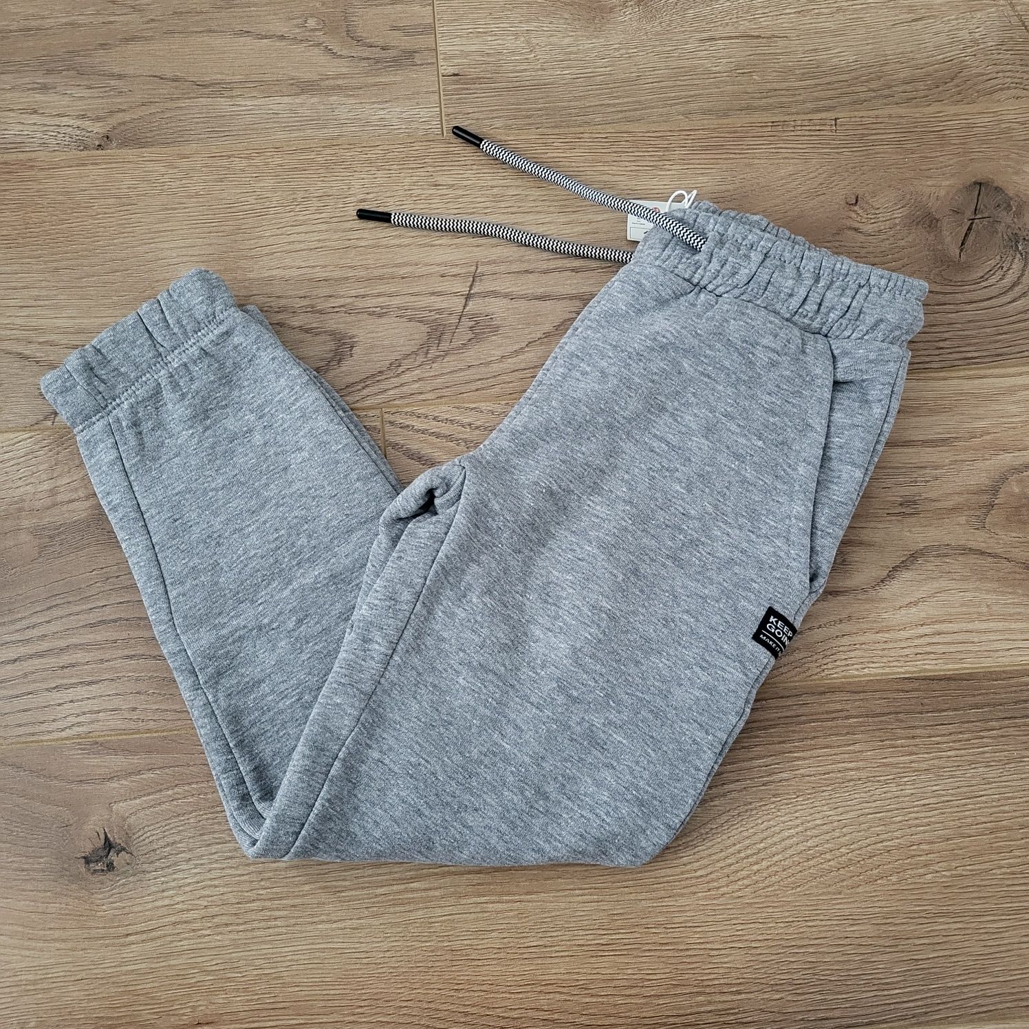 Nowe spodnie dresowe chłopięce jogery r.122 Reserved