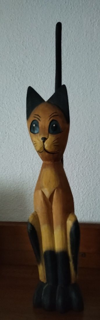 Gato.  em.  madeira
