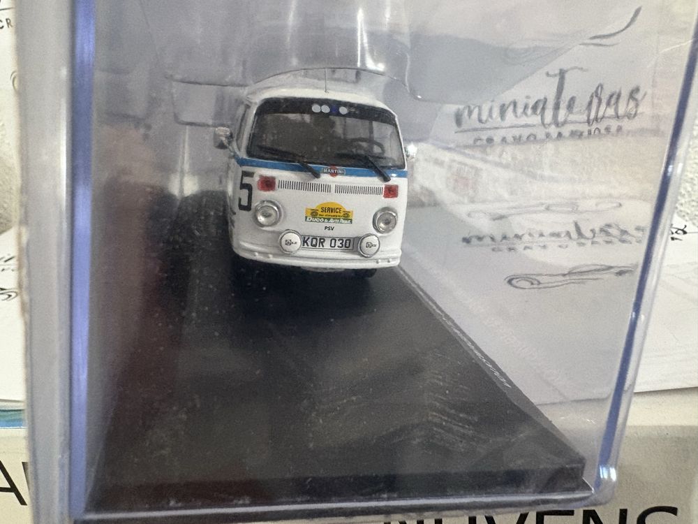 Miniatura Vw Kombi Rally escala 1/43 com acrilico