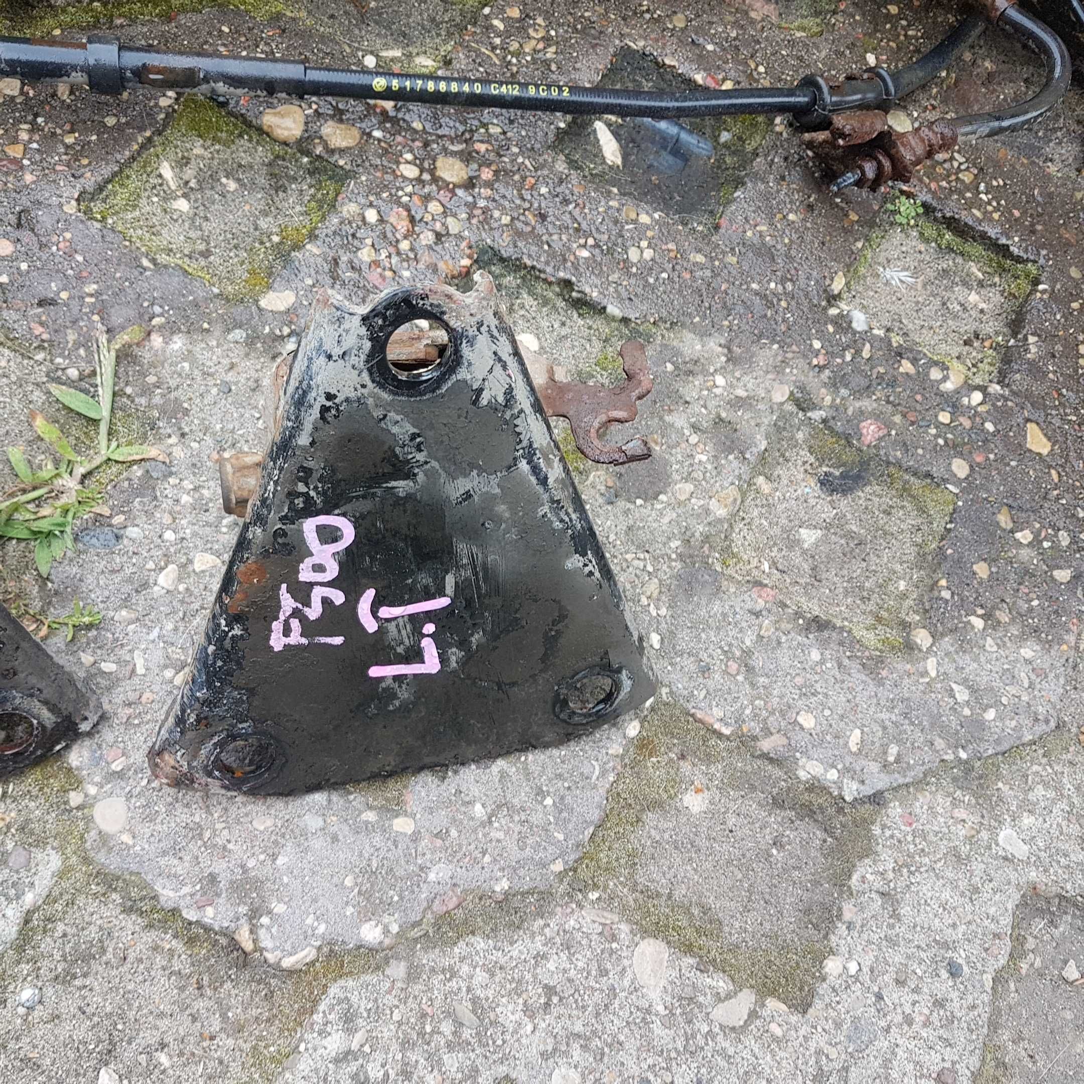 uchwyt ucho wspornik mocowania z belki tylnej fiat 500 ford ka panda