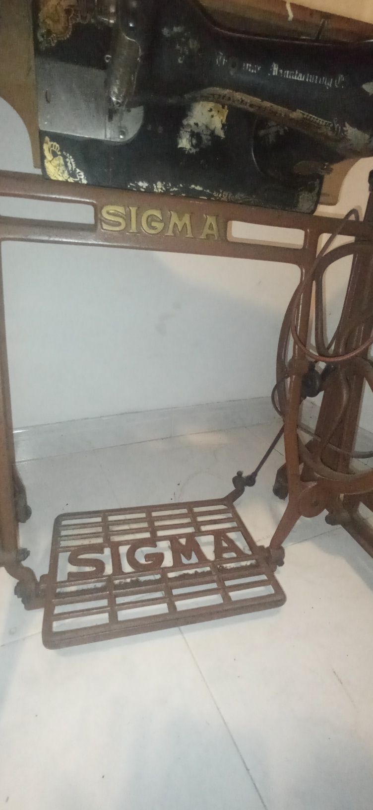 Máquina de costura Singer com mesa Sigma