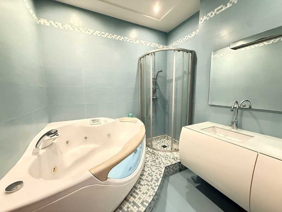 Чорновола 25, тиха, простора, затишна 2к, висота стелі 3м.