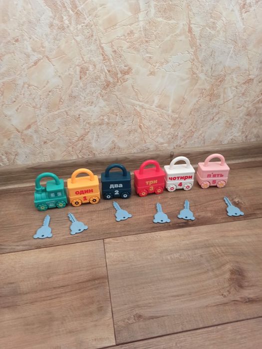 Музичний будинок, будинок-сортер,потяг, дитячий телефон, ліхтарик