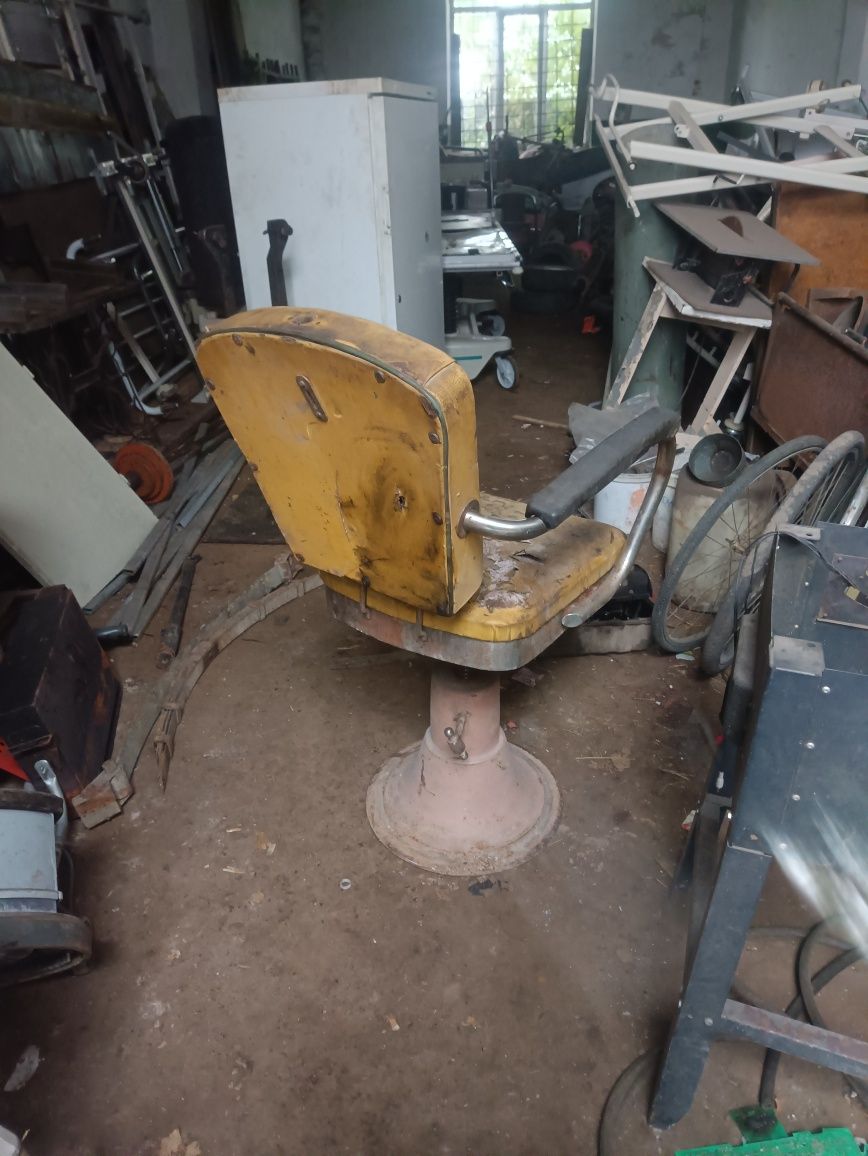 Продам старе перукарське крісло