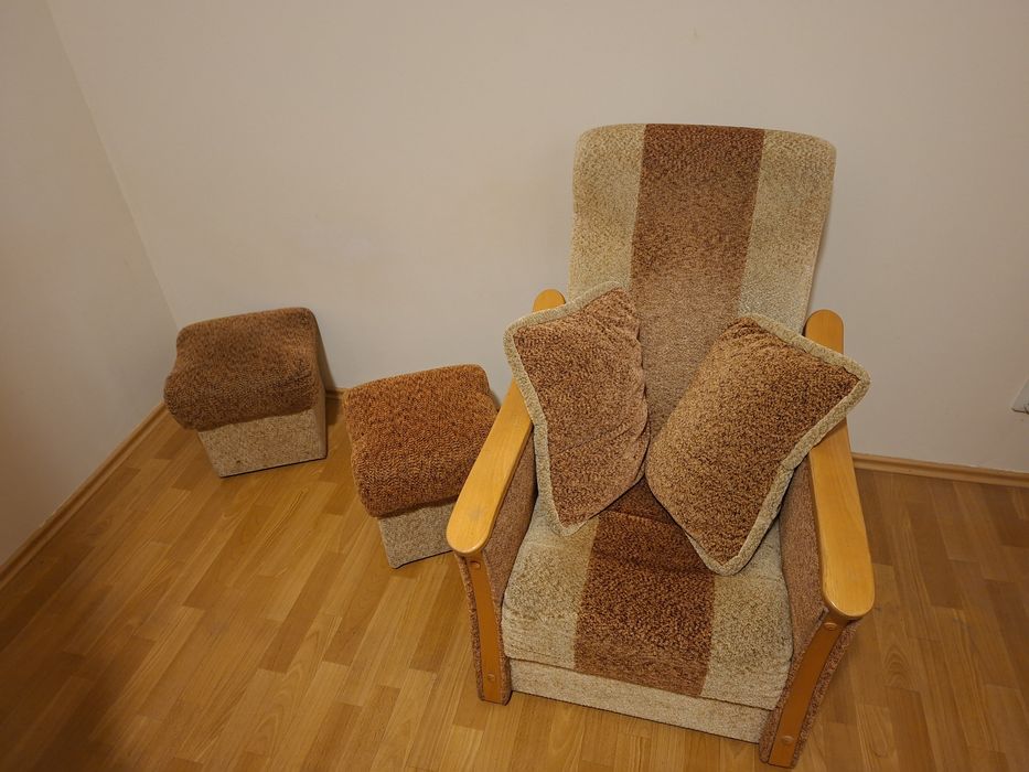 Fotel z dwiema pufami i poduszkami