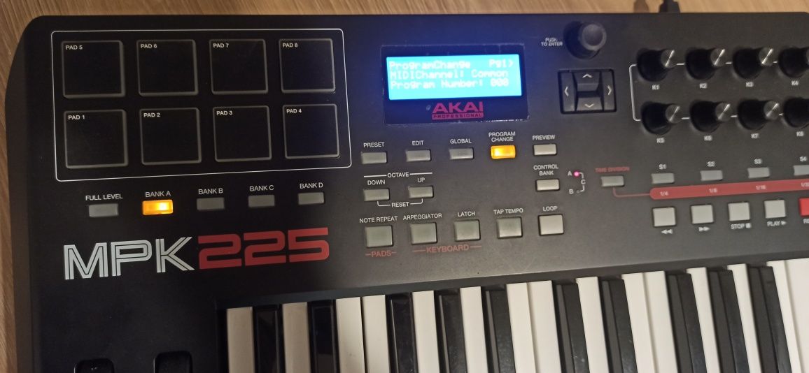 MIDI  клавіатура Akai mpk 225 Professional нова.