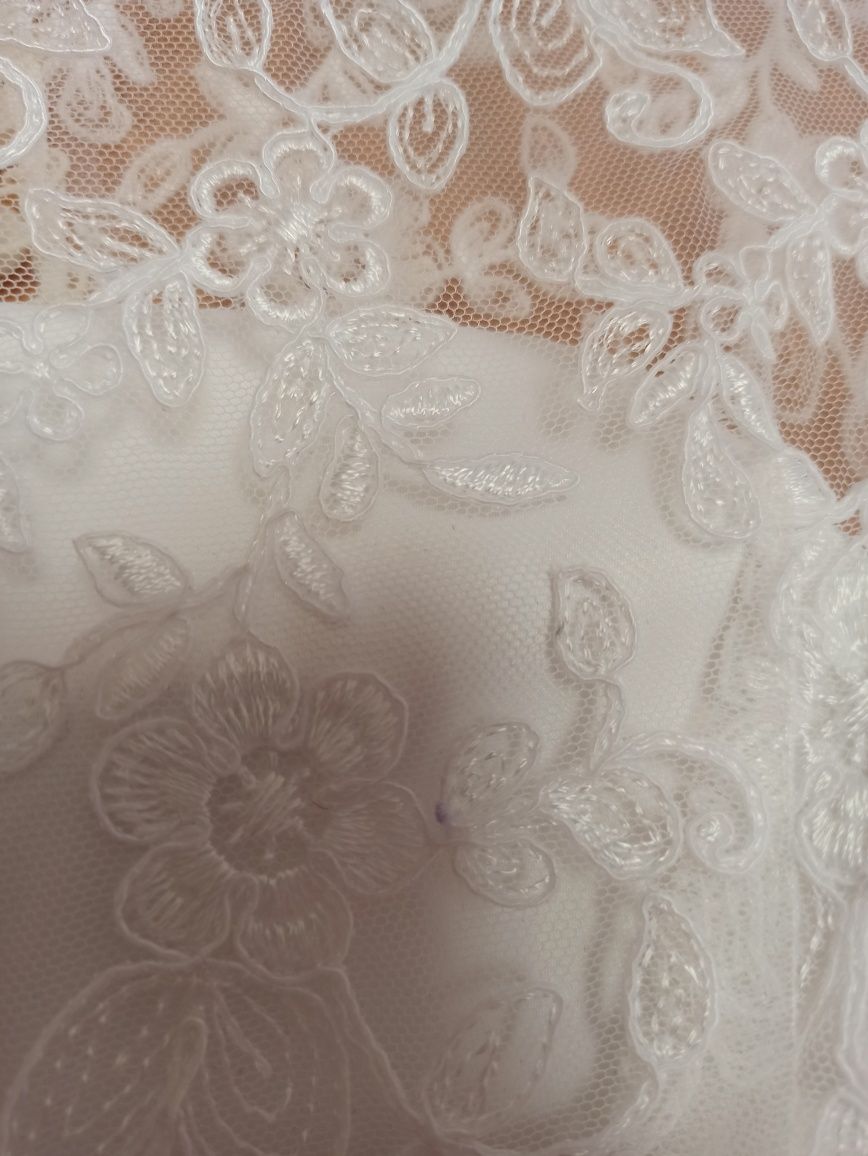 Koronkowa biała suknia ślubna